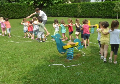 incontro formativo scuola dell'infanzia bimbi in fila in giardino